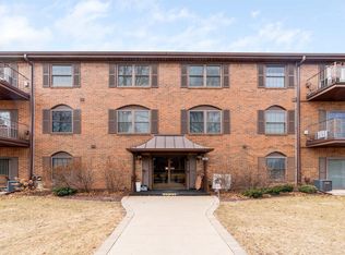 1360 Kimberly Ridge Rd APT 211, Bettendorf, IA 52722
