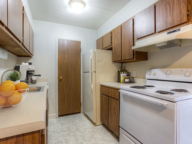 Windsor Woods Apartments — Photo 12