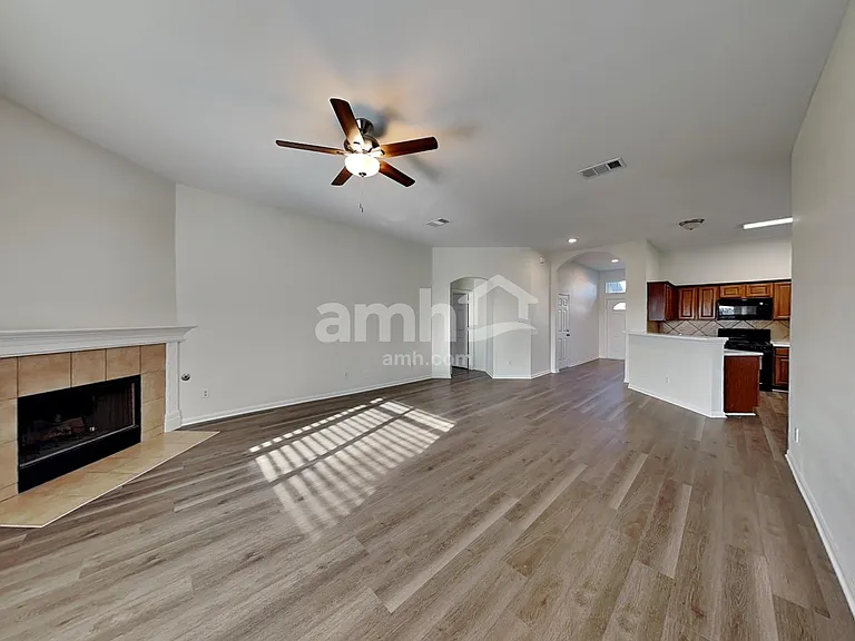 1701 Amberwood Loop — Photo 5