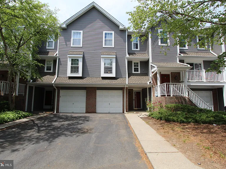 6 Halstead Pl — Photo 1