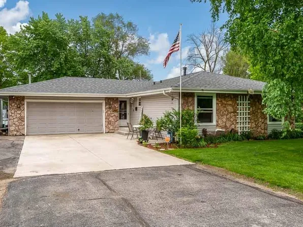 10029 Debbie Ln, Machesney Park, IL 61115