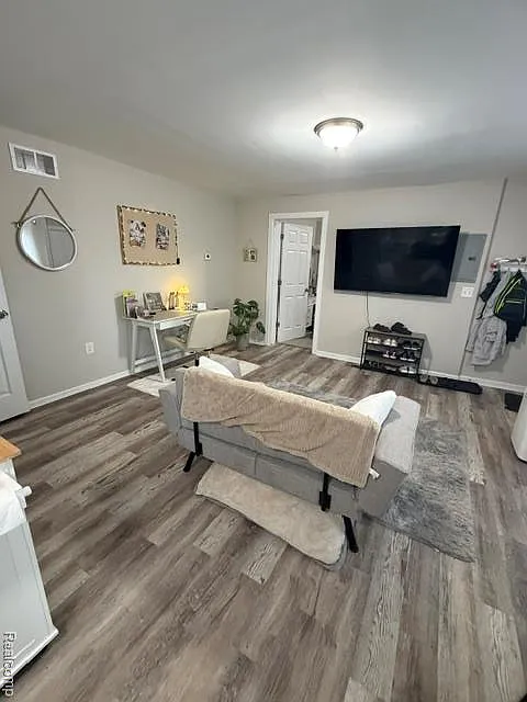 2 bed, 1.0 bath, 950 sqft, $1,100 — Photo 3
