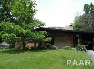 2209 Sunset Dr, Pekin, IL 61554