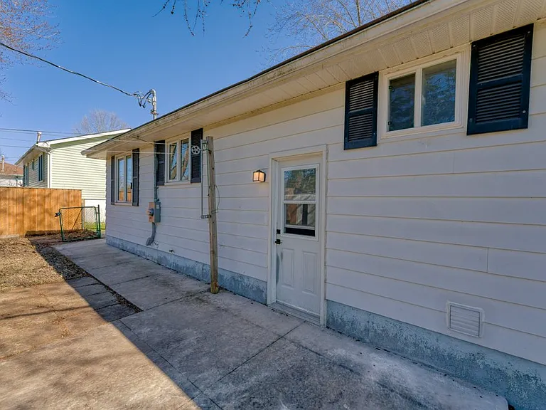 795 Aylmer Cres #2 — Photo 4