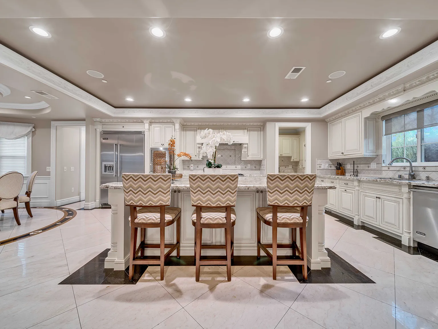 6 bed, 6500 sqft, $12,000 — Photo 3