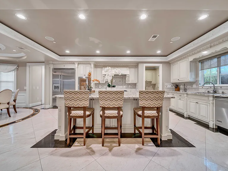 137 W Winnie Way — Photo 3