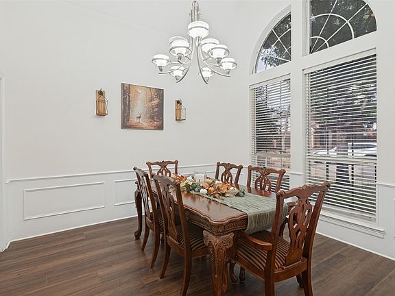 5th image of 928 Haverstraw Pl