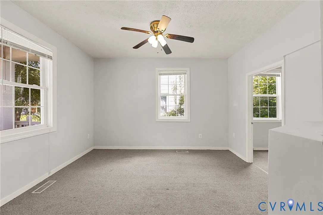 3 bed, 3.0 bath, 2015 sqft, $2,200 — Photo 2