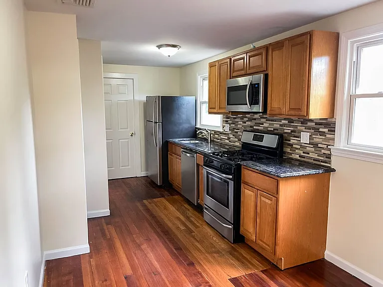 252 Goffe Ter — Photo 2