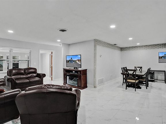 4th image of 903 W 77th St