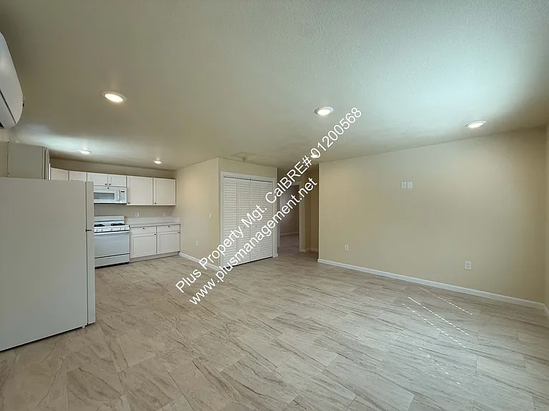 1215 Mira Flores Dr — Photo 1