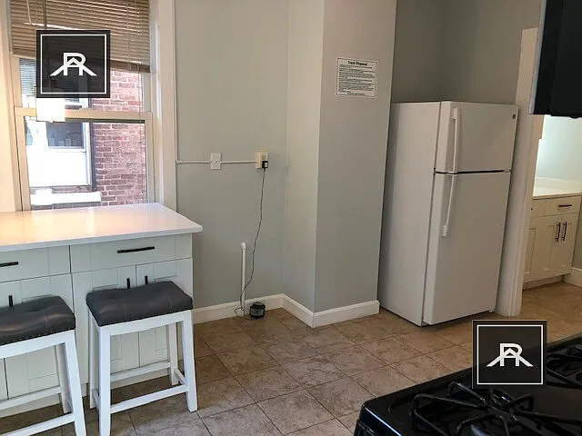 3 bed, 2.0 bath, 1400 sqft, $3,600 — Photo 3