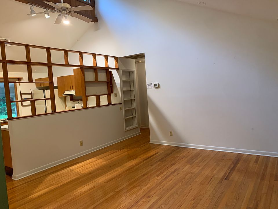 Division between Living room and kitchen