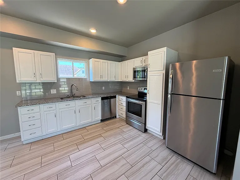 402 E Hemlock St — Photo 16