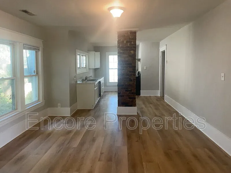 3 bed, 1.0 bath, 1120 sqft, $1,400 — Photo 3