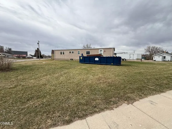 323 Comford St, Ray, ND 58849