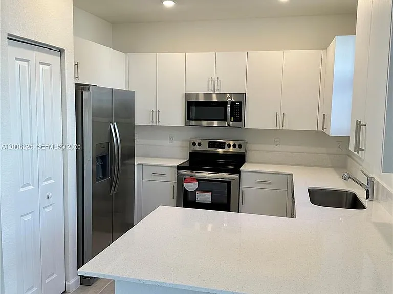 261 SW 159th Way — Photo 4