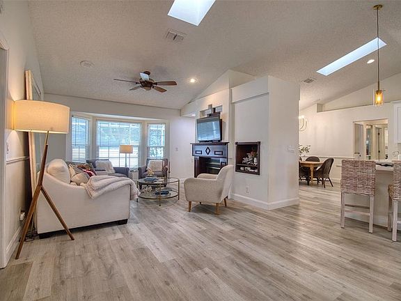 3rd image of 957 EDGEHILL DRIVE