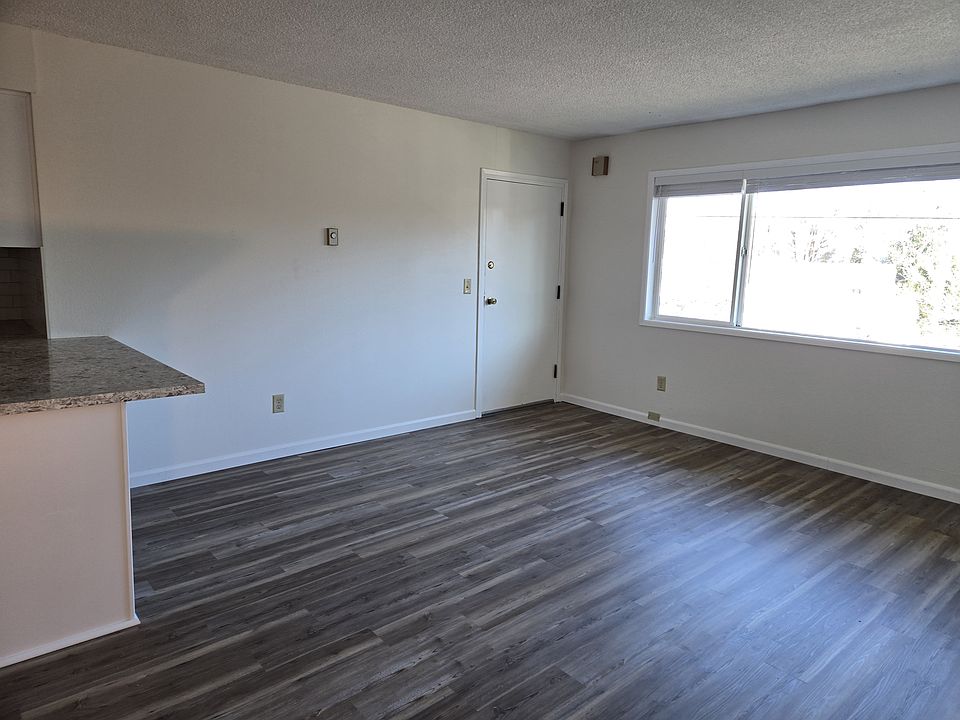 Large lining room windows with natural light.