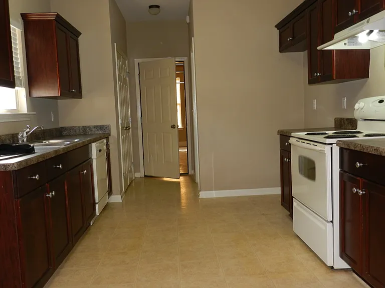 825 Barkley Dr — Photo 3