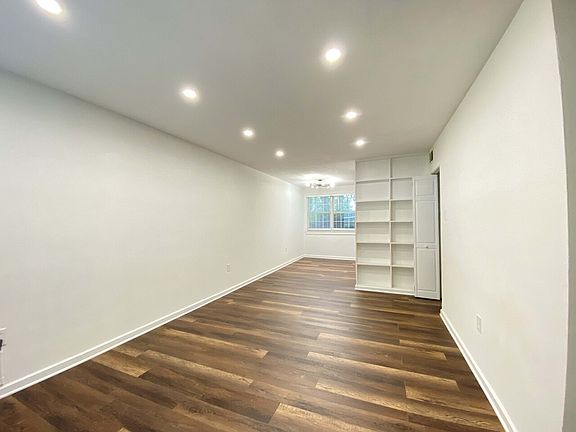 3rd image of 33 Faris Cir #33