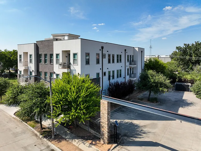 2712 Wingate St — Photo 3