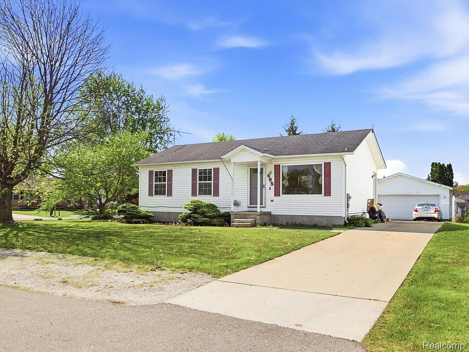1st image of 685 Heather Ln