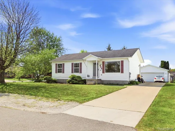 685 Heather Ln, Marysville, MI 48040