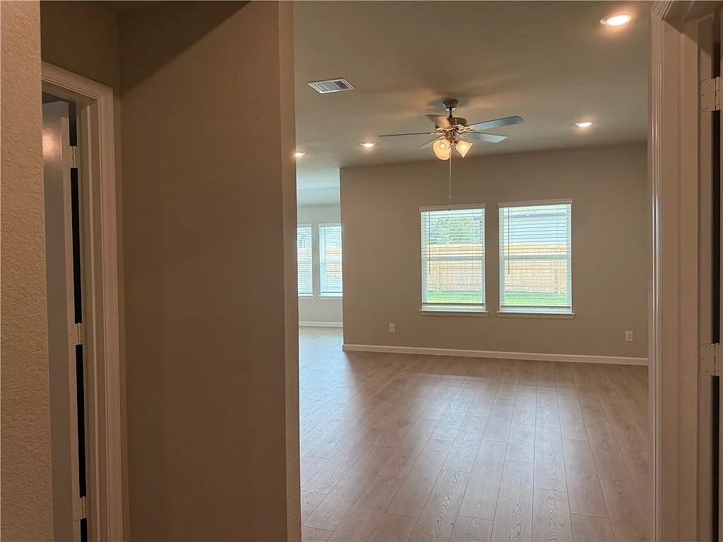 4 bed, 1665 sqft, $2,000 — Photo 4