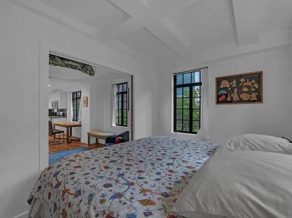 320 East 42nd Street image 13 of 15