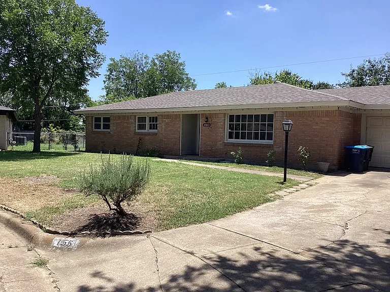 155 Chateau Dr — Photo 2