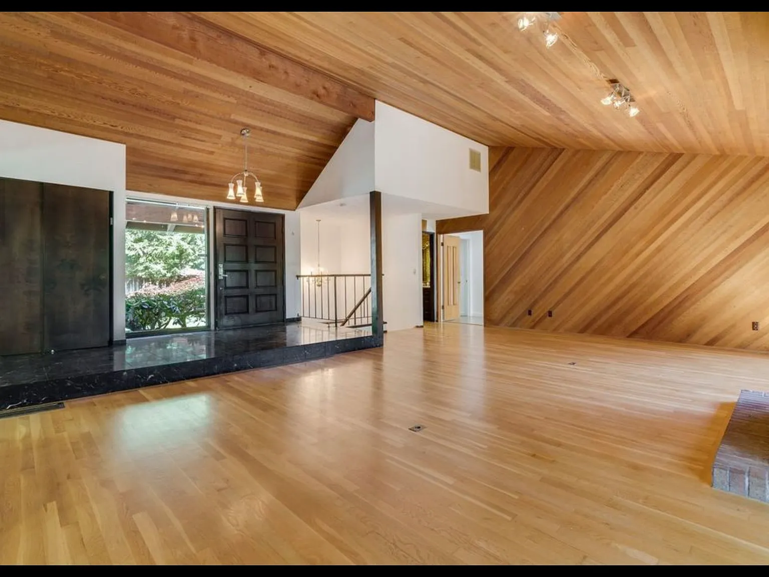 4 bed, 2.5 bath, 2904 sqft, $3,995 — Photo 4