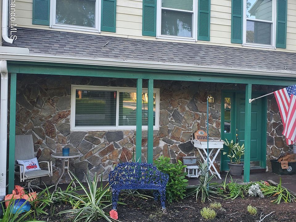1st image of 912 Coachlight Ln