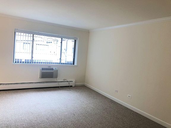 4th image of 5425 N Winthrop Ave #206
