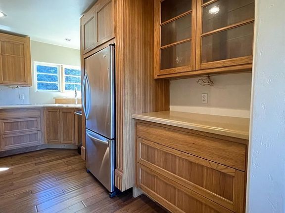 4th image of 1265 E Main St