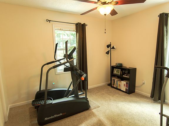 3rd image of 437 Hunters Glen Ln