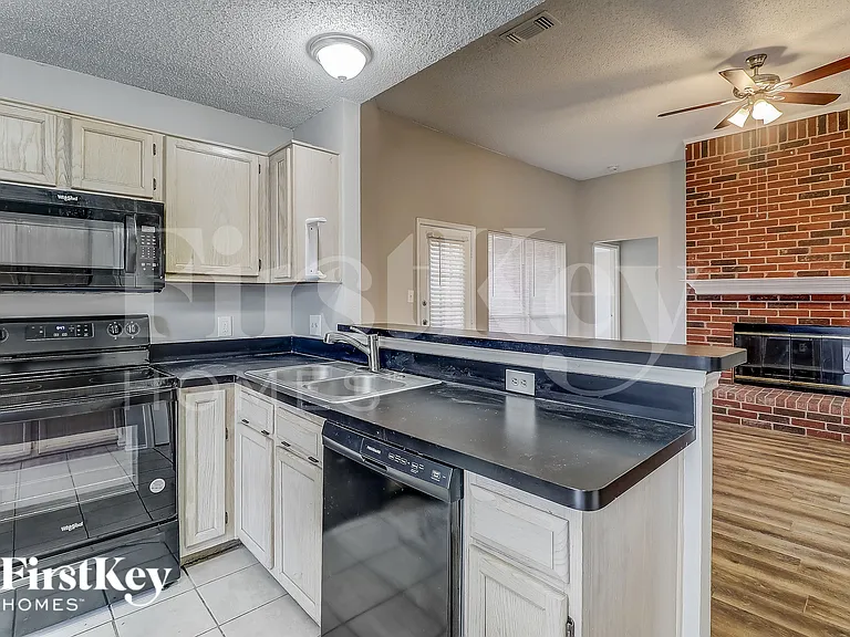 912 Winterbury Ct — Photo 7