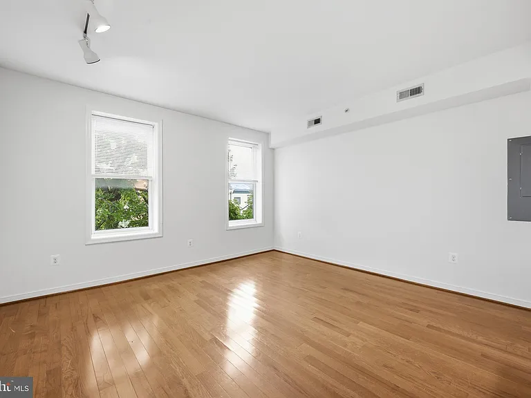 910 S Charles St #B — Photo 8