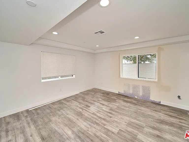 601 1/4 W 41st Pl — Photo 8