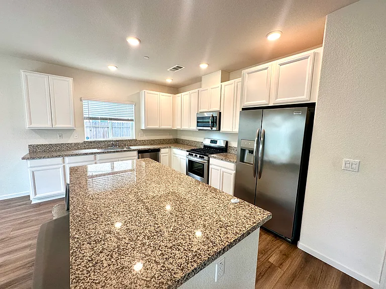 301 Welton Ct — Photo 2