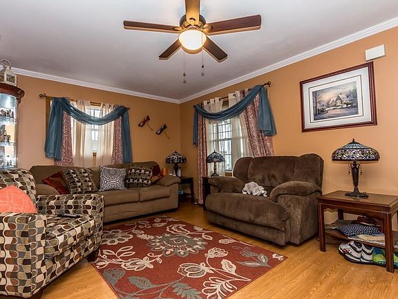 3rd image of 906 Clement St