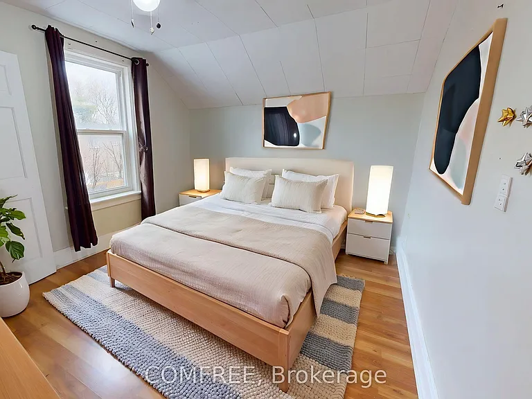 1405 King St E — Photo 13