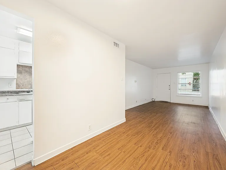 517-523 S Travis St #3 — Photo 7