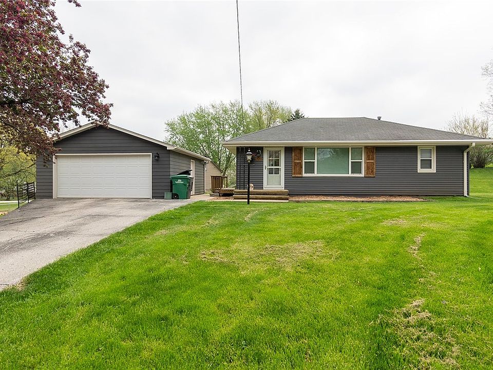 1st image of 220 Valley Dr