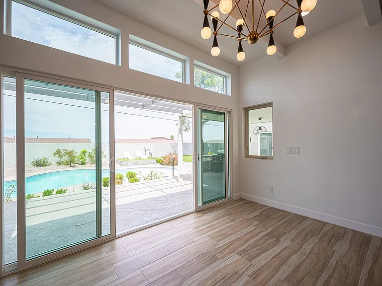 330 E Country Club Dr — Photo 26
