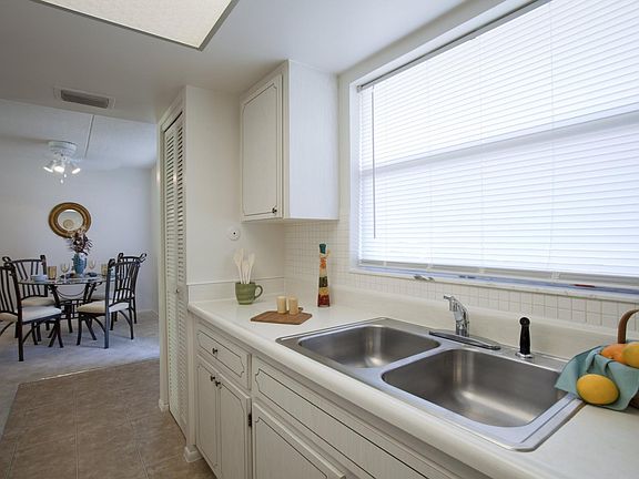 4th image of 20 Catalina Dr