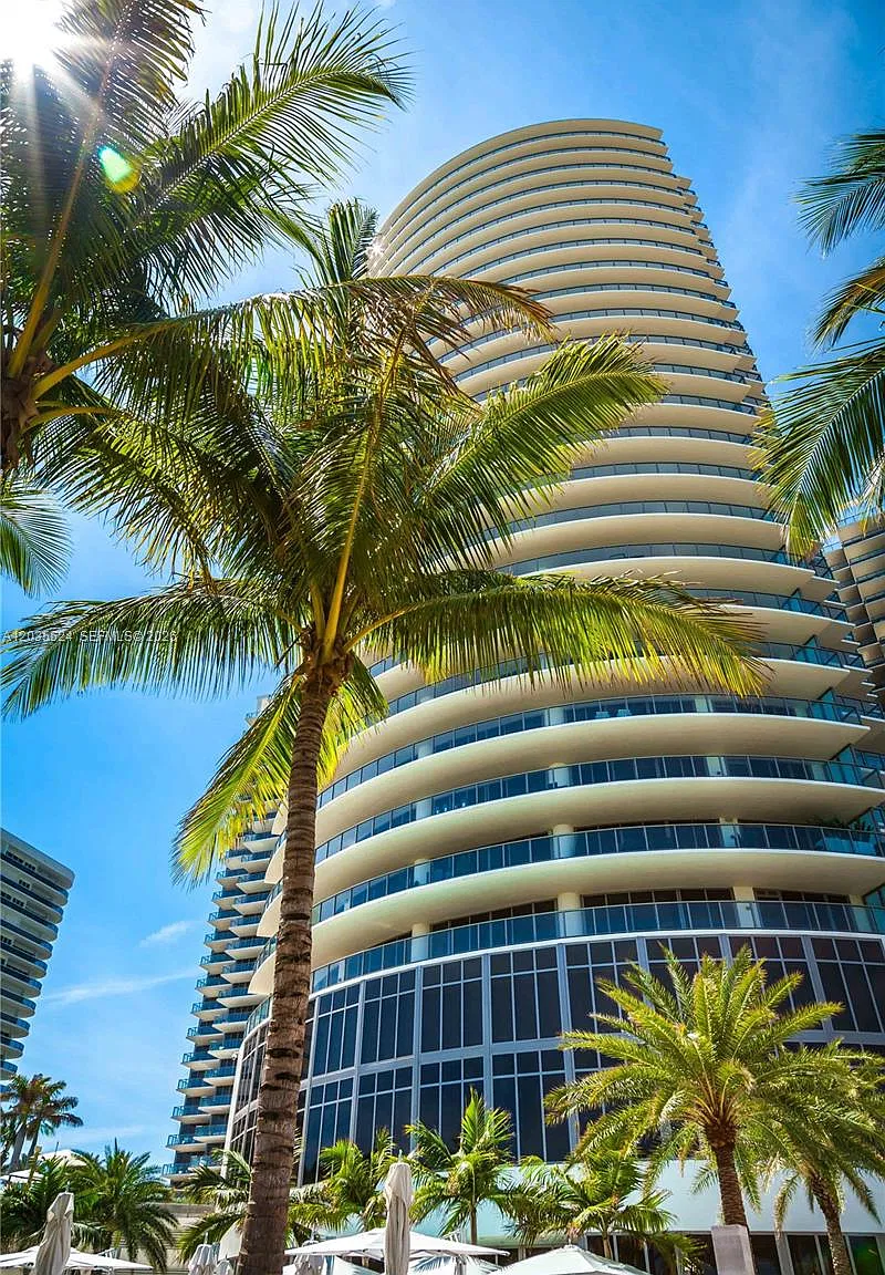 Bal Harbour Center Condo — Photo 2