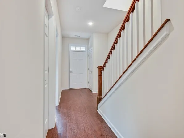 4 Braeburn Ct, Livingston, NJ 07039