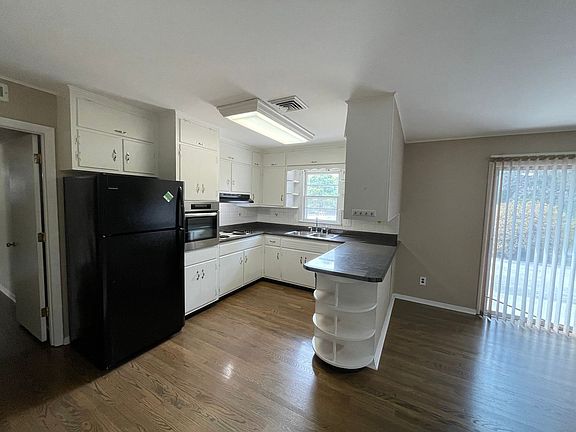 3rd image of 4640 Robindale Dr