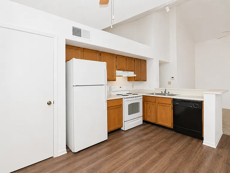 The Gables Apartments — Photo 17